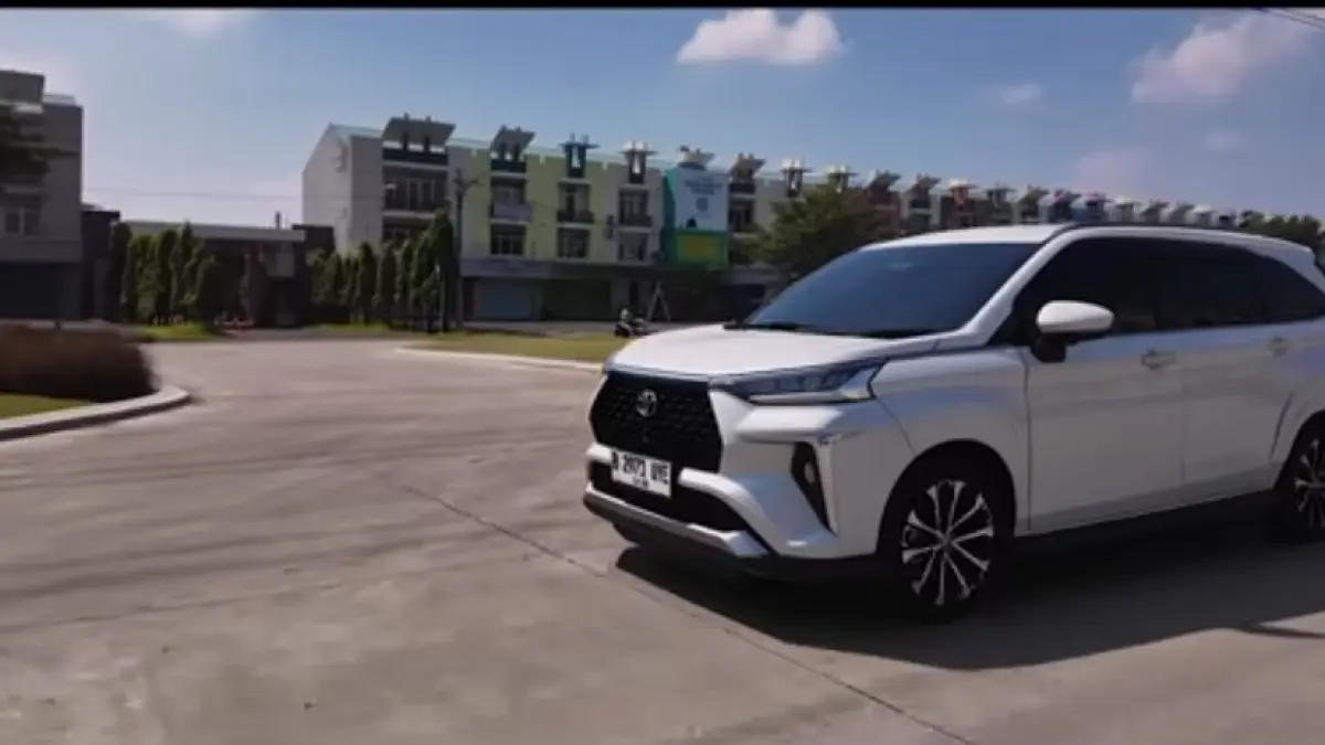 Toyota Veloz 2025 hadir lebih mewah dari Avanza, fitur lengkap, kabin lega, dan ADAS modern untuk mobil keluarga terbaik.(screenshot youtube)