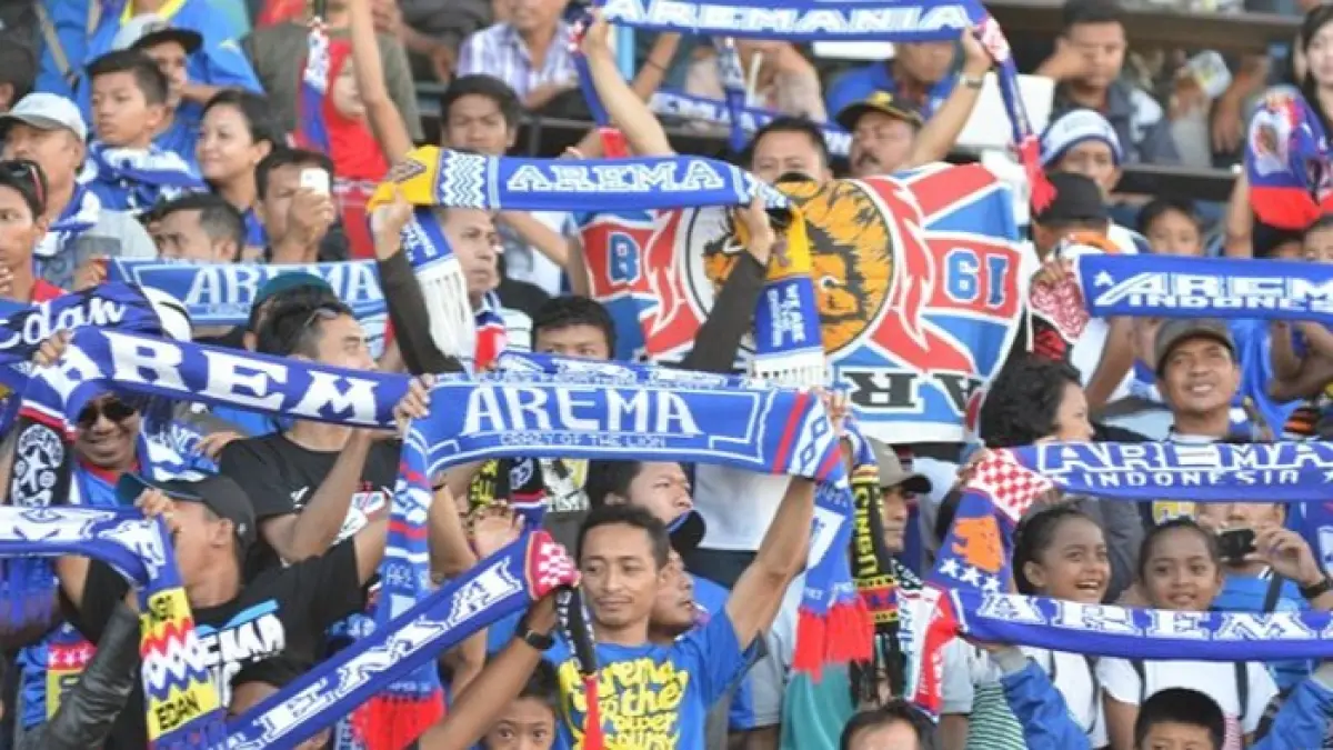 Arema FC menang 4-0 Persebaya lewat serangan cepat, drama penalti, dan gol spektakuler Gustavo Franca serta Vinicius.