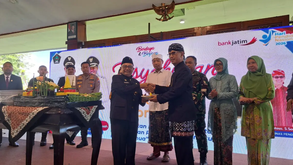 Bupati Blitar saat memberikan potongan tumpeng kepada Kepala Dinas Pendidikan Kabupaten Blitar, Agus Santosa pada Sabtu (5/2).