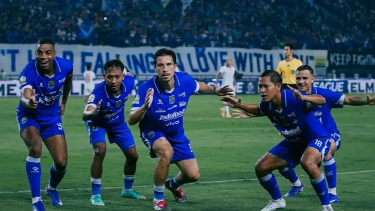 Kabar Persib Bandung hari ini: ancaman sanksi pemain, rumor Ivar Jenner, dan GBLA jadi teror bagi lawan.(Gemini AI)