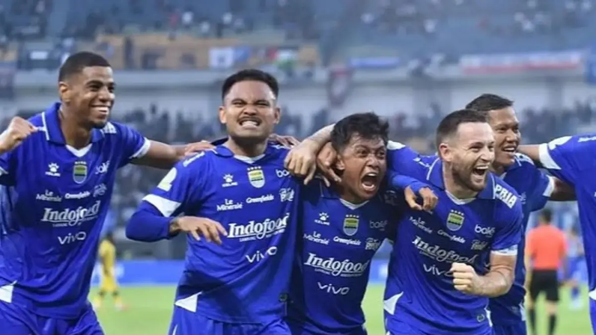 Rumor bursa transfer Persib Bandung memanas, dari Patrick Robson hingga Jackson Irvine. Siapa yang benar-benar merapat?