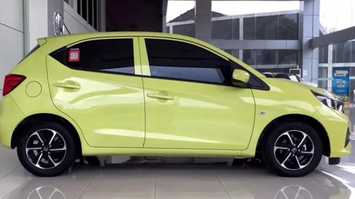 Cek spek Honda Brio Satya E CVT 2026 yang diproduksi lagi! Mesin 4 silinder tangguh, interior mewah, dan promo DP ringan jutaan rupiah.(Screenshot Youtube)