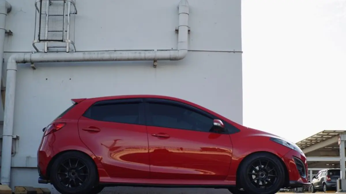 Mazda 2 RZ 2014 bekas kini di bawah Rp150 juta. Desain sporty, irit BBM, tapi tenaga atas kurang. Simak review lengkapnya! (Pinterest.com)
