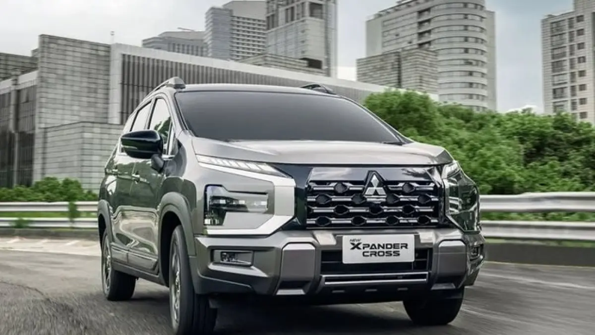 Mitsubishi Xpander DP Rp12 juta, cicilan Rp3 jutaan dan bunga 0%, promo diskon besar bikin mobil keluarga makin terjangkau.(Gemini AI)