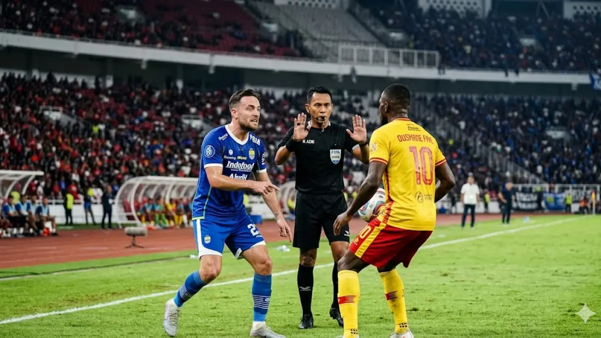 Wasit FIFA bongkar fakta dugaan rasisme Marc Klok ke pemain Bhayangkara FC. Ternyata hanya salah dengar? Simak kronologi lengkapnya di sini! (Gemini AI)