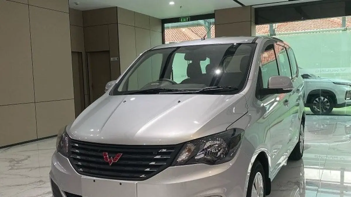 Wuling Confero S Luxury 2017 dijual di bawah Rp100 juta, MPV irit dengan fitur lengkap dan kabin mewah, cocok untuk mobil keluarga.(Gemini AI)