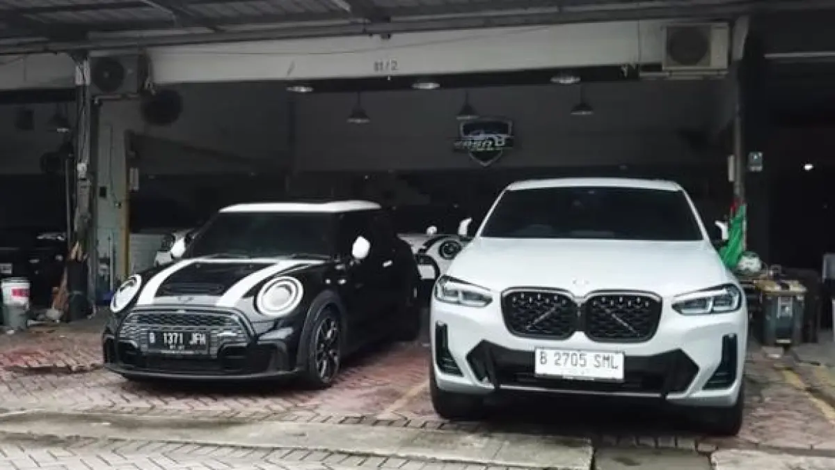 Cari Mini Cooper kilometer rendah? Erza Mobil Sunter sedia unit langka 74th Anniversary & JCW Rebel Green. Bisa COD seluruh Indonesia, cek harganya di sini!(Screenshot Youtube)