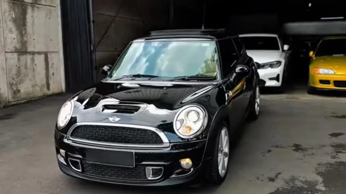 Cari Mini Cooper murah? Mini Cooper S 2011 kini cuma Rp200 jutaan di Bandung! Lengkap dengan sunroof, Harman Kardon, dan kondisi mesin siap pakai.(Screenshot Youtube)