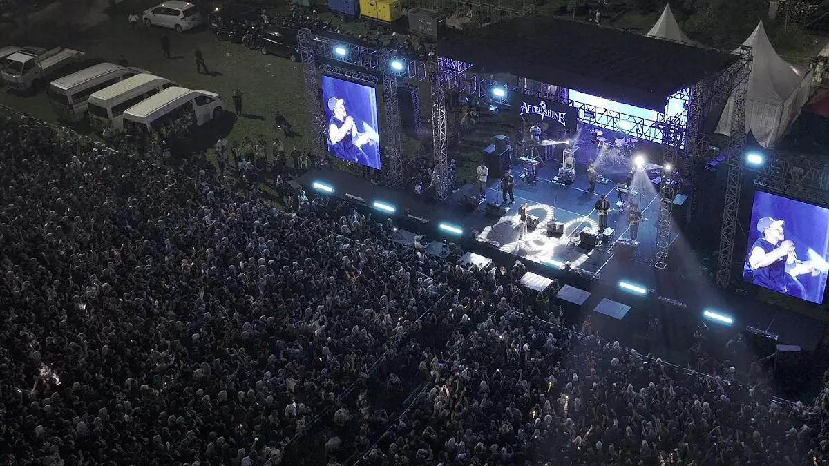 Konser gratis Aftershine dan artis papan atas menutup meriah resepsi HUT ke-120 Kota Blitar di Alun-Alun. Ribuan warga tumplek blek, aman dan kondusif. Mas Ibbin menyebut ini gambaran masyarakat masa depan Blitar.(DISKOMINFO KOTA BLITAR)