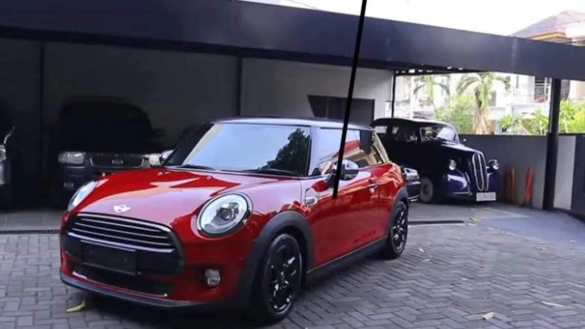 Mini Cooper 2015 kini seharga Rp300 jutaan! Simak review spesifikasi, konsumsi BBM irit, dan alasan mengapa mobil ini tetap mewah di tahun 2025.(Screenshot Youtube)