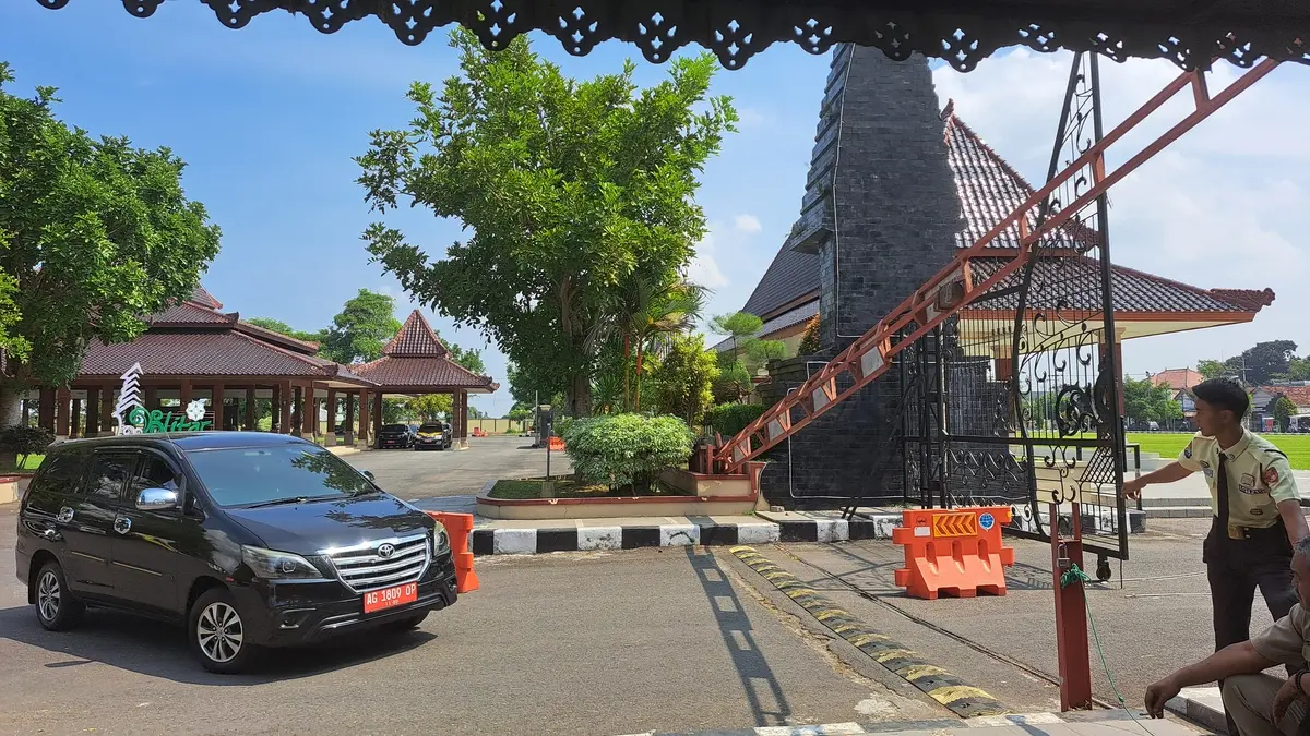 Petugas keamanan Kantor Bupati Blitar saat membuka gerbang, ketika pejabat dengan mobil dinas keluar.