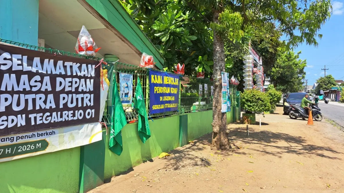 PROTES: Sejumlah poster dipasang di pagar SDN Tegalrejo 01 Selopuro sebagai bentuk protes. 