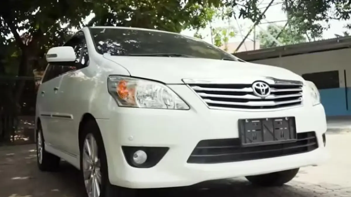 Punya budget Rp150 juta? Ini adu head-to-head mobil diesel bekas terbaik 2025: Innova vs Panther vs Ertiga. Mana yang paling irit dan nyaman? Cek di sini!(Screenshot Youtube)