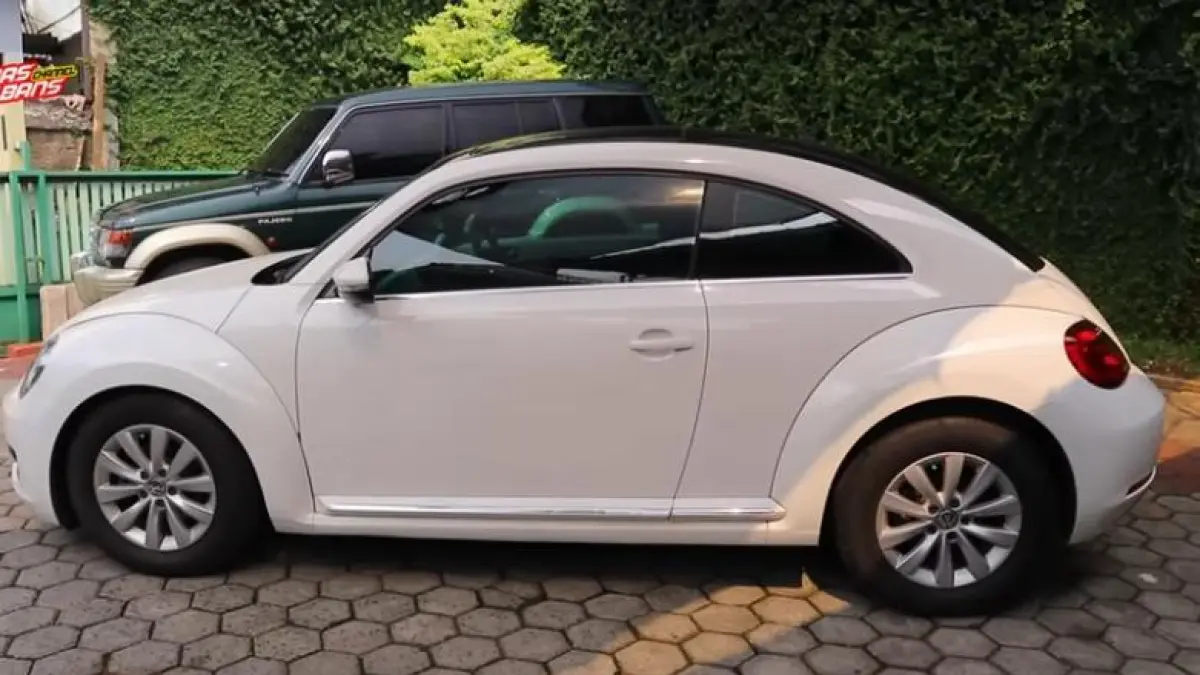 Tampil mewah tak harus mahal! VW Beetle A5 bekas 2013 kini seharga Rp320 jutaan. Intip fitur frameless dan performa mesin 1.200 Turbo yang gesit.(Screenshot Youtube)