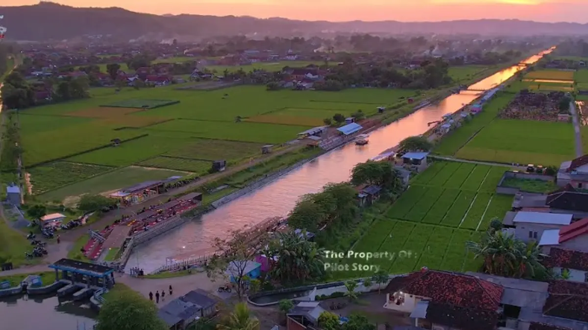 Wisata viral Blitar 2026 Kali Talang terbaru tawarkan view drone sawah dan senja indah, hidden gem yang wajib dikunjungi. (SC YOUTUBE)