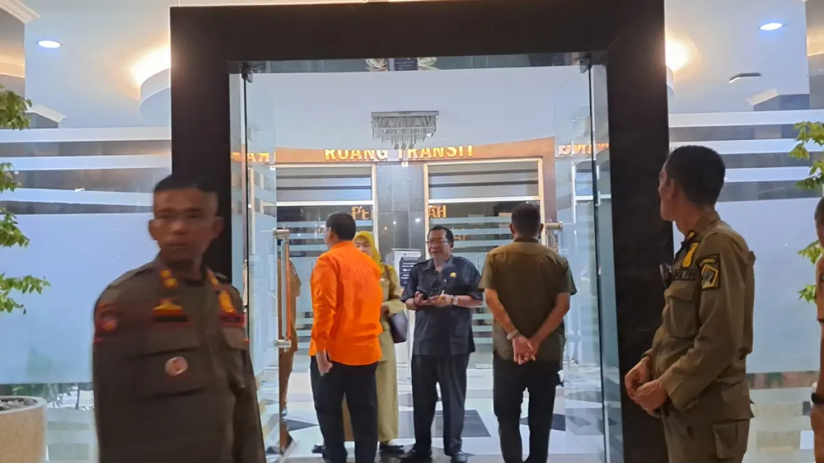 FAJAR RAHMAD AW/RADAR BLITAR
BUKAN OTT: Tampak Ketua DPRD Kabupaten Blitar, Supriadi usai mengikuti sosialisasi yang berlangsung selama sekitar 8 jam di Kantor Bupati Blitar, Selasa (5/5/2026).