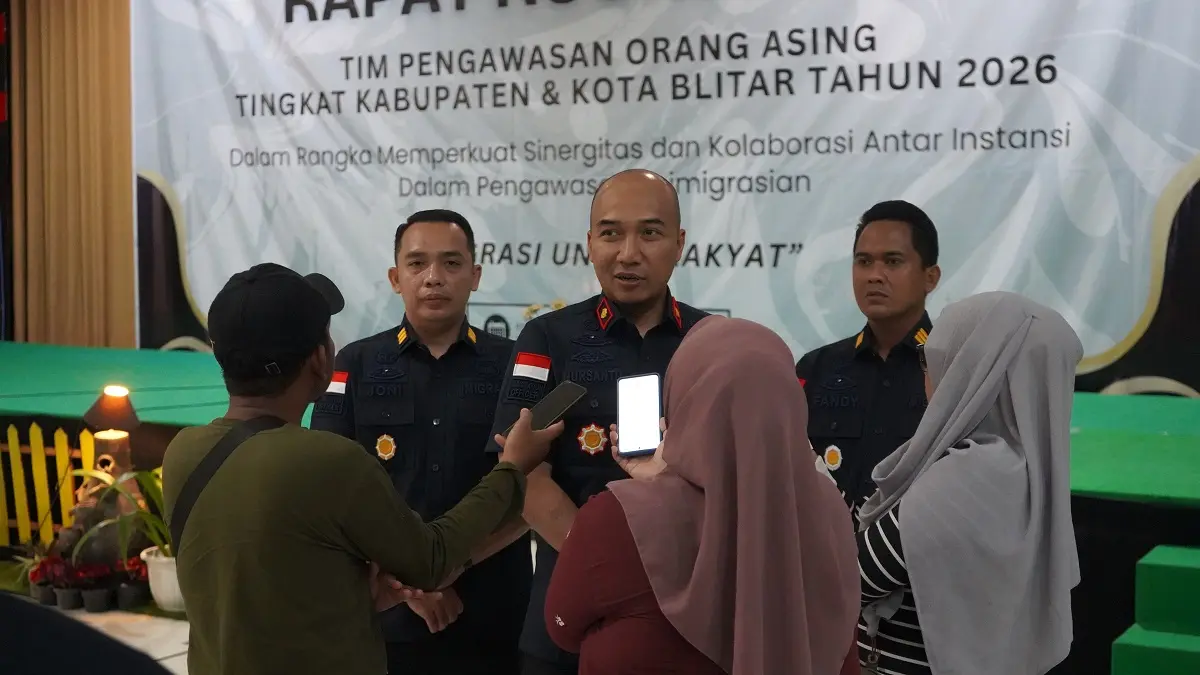 Kepala Imigrasi Blitar Aditya Nursanto saat memberikan keterangan kepada awak media, saat acara Rakor Timpora