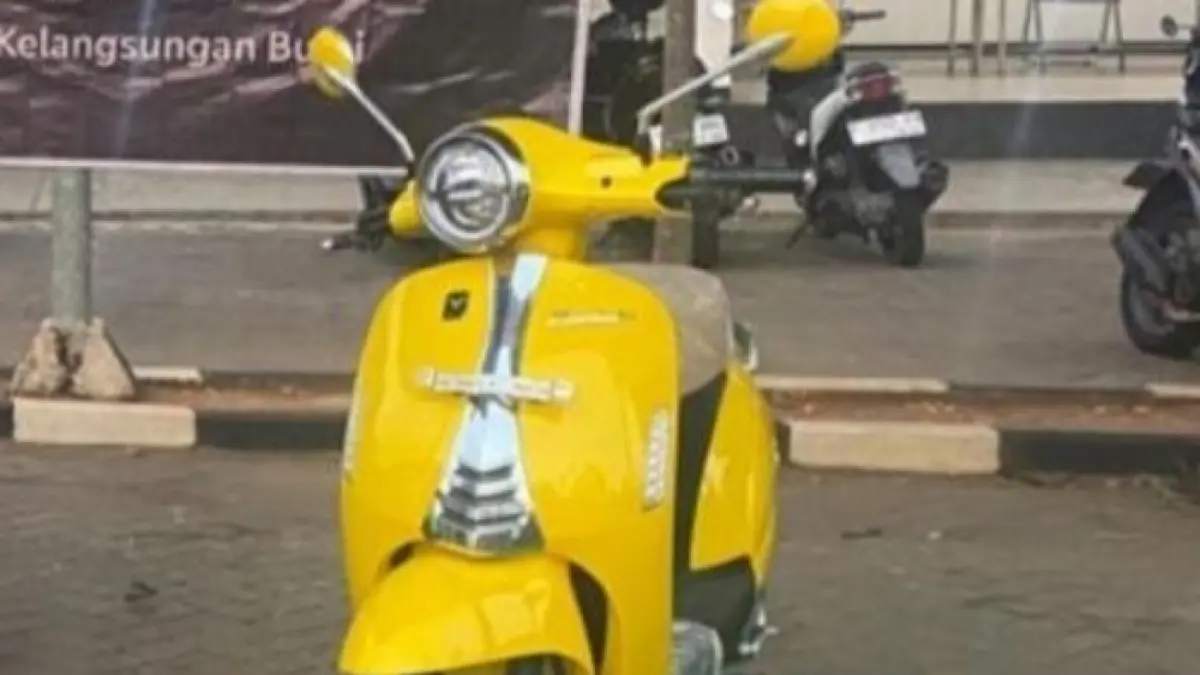 Motor listrik mirip Vespa hadir dengan fitur mundur, hemat baterai, dan sensasi berkendara klasik tanpa polusi.