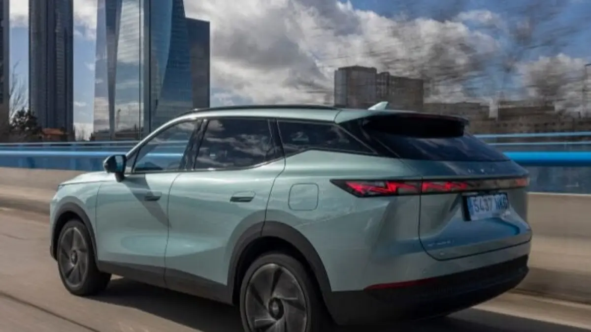 Seres E1 hadir sebagai pesaing Wuling Air ev. Simak kelebihan, kekurangan, dan performa mobil listrik mini ini.