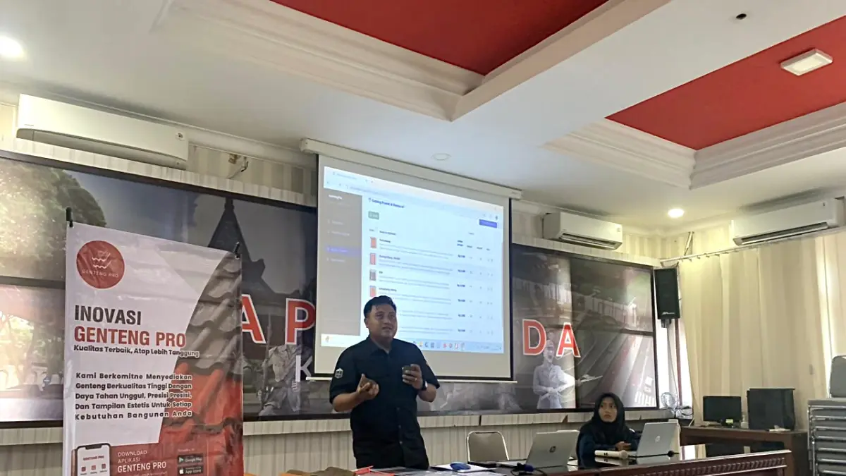 BAPPERIDA UNTUK JAWA POS RADAR BLITAR
ADU INOVASI: Peserta LINOTEK 2026, kegiatan besutan Bapperida, saat memaparkan karyanya di hadapan juri pada Senin (4/5/2026) lalu.