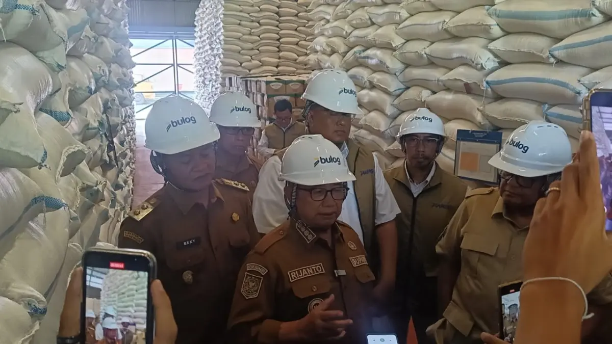 Bupati Blitar bersama Bulog Cabang Tulungagung saat melaksanakan pekngecekan Gudang Bulog, di Bence Kabupaten Blitar