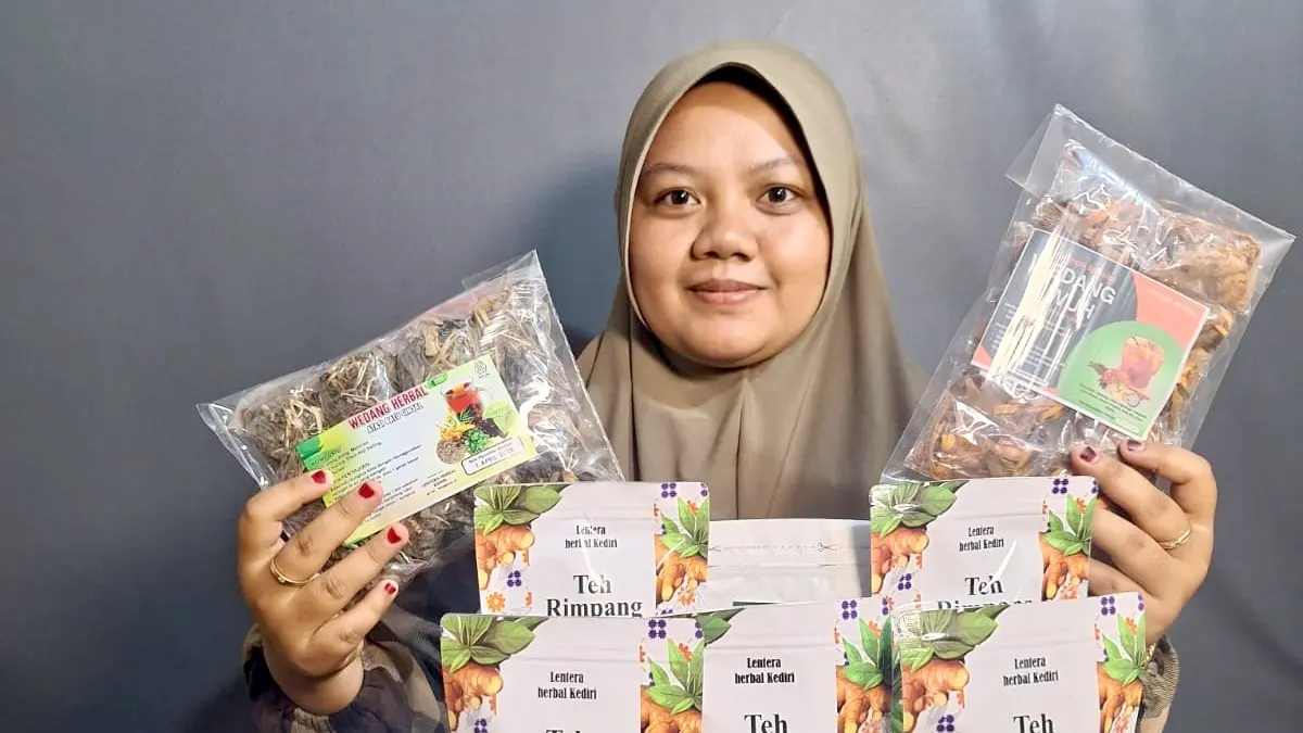 MANDIRI: Isma menunjukkan jamu herbal olahannya. 