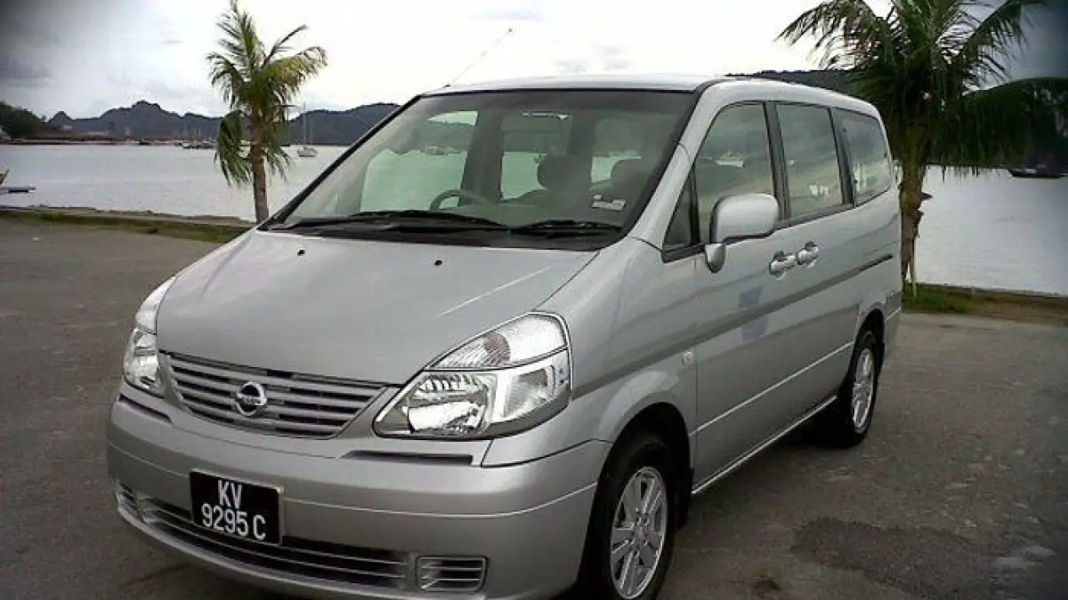 Nissan Serena C24 masih jadi MPV keluarga favorit. Kabin lega, pintu geser, dan fitur mewah jadi daya tariknya.(Pinterest) 