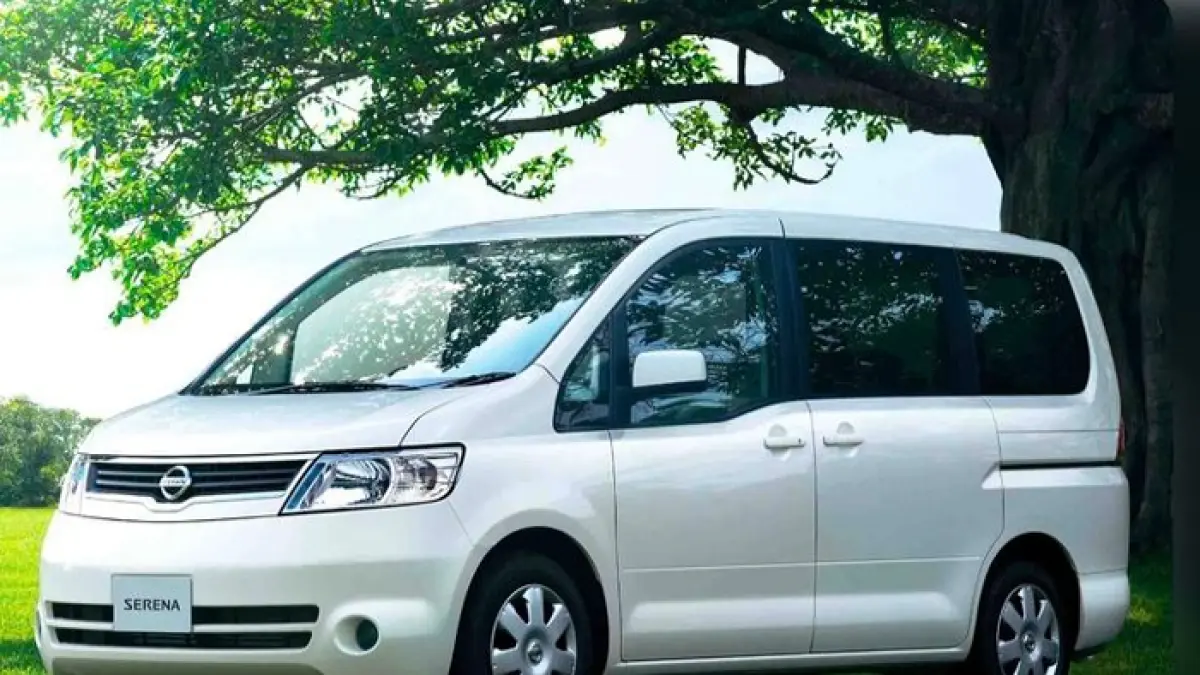 Nissan Serena CT 2010 dijual Rp105 juta. MPV ini punya captain seat putar, kabin lega, dan mesin 2.000 cc. (Pinterest) 