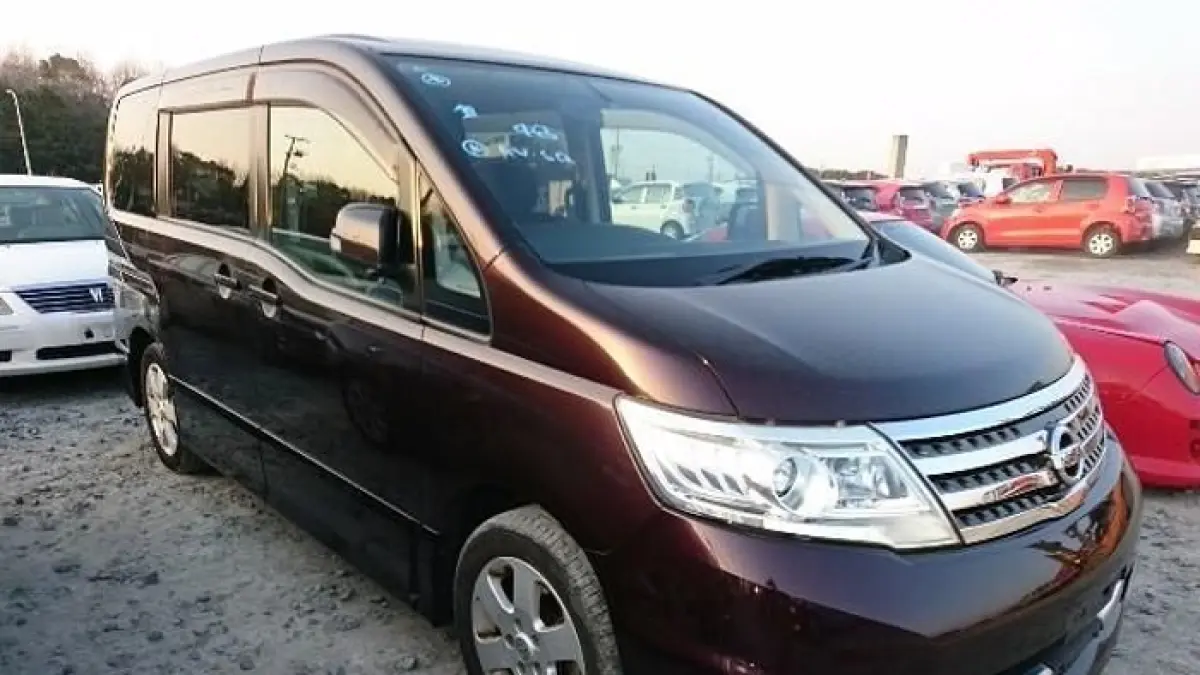 Nissan Serena CT 2011 masih diminati sebagai mobil keluarga nyaman dengan kabin lega dan mesin 2.000 cc bertenaga. (Pinterest) 
