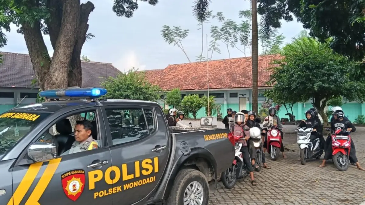 POLSEK WONODADI UNTUK RADAR BLITAR - KETAT: Polisi mengawal rombongan PSHT yang melaksanakan latber, Minggu (3/5).