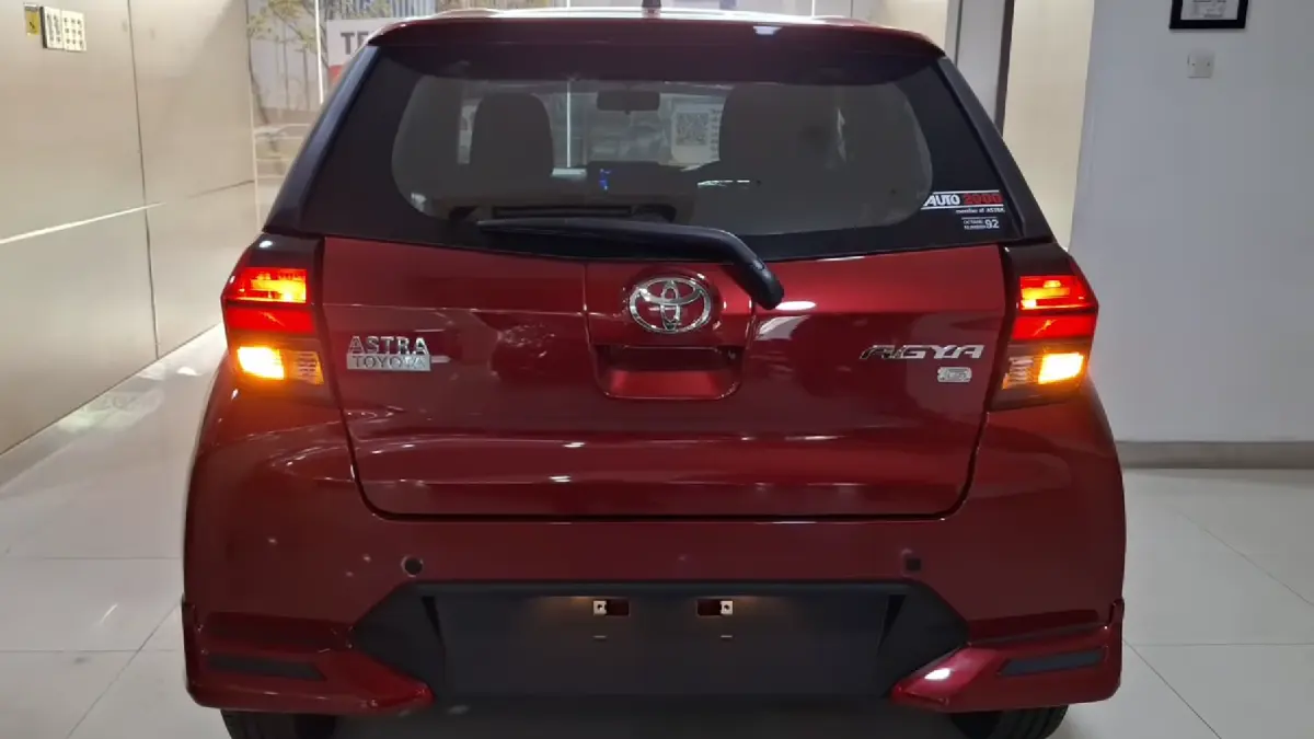 Toyota All New Agya G CVT Stylix 2025 tampil sporty dengan body kit GR, paddle shift, dan mesin irit 1.200 cc.
(screenshot youtube)