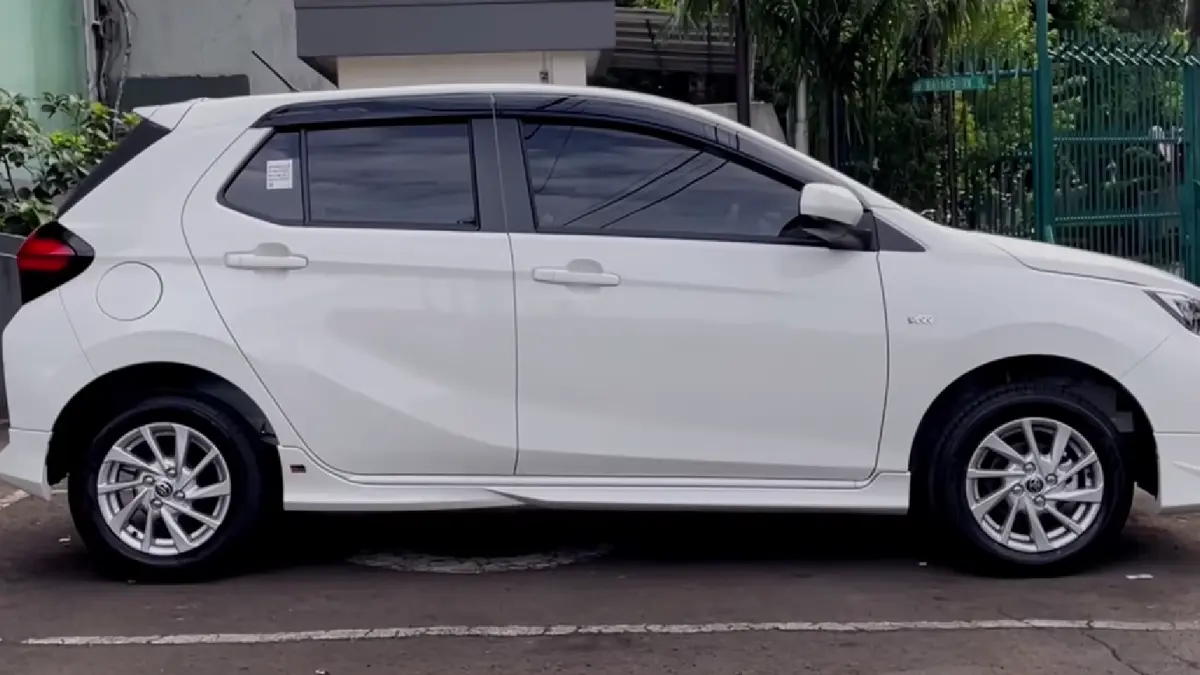 Toyota All New Agya Stylix 2025 hadir dengan body kit GR, fitur modern, dan mesin irit. Harga mulai Rp200 jutaan.
(screenshot youtube)