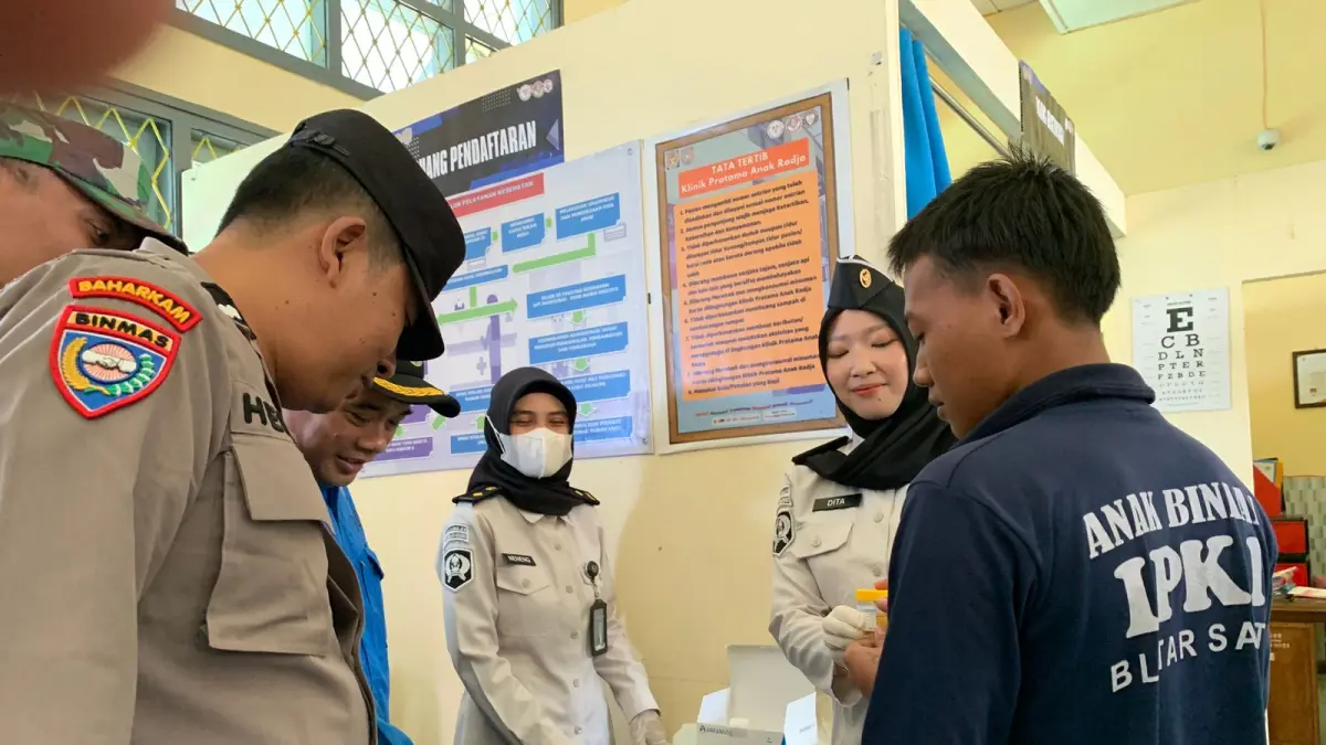 DETEKSI DINI NARKOBA: Warga Binaan LPKA Kelas I Blitar menyerahkan sampel urin untuk dites narkoba disaksikan kepolisian, TNI dan BNNK Blitar, Jumat (8/5/2026). 