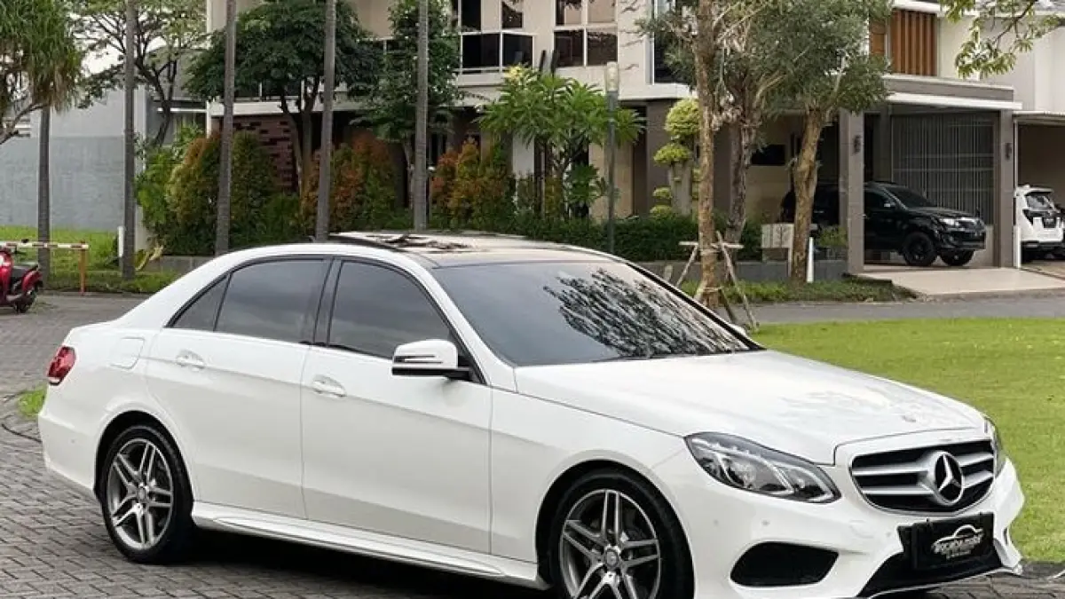 Harga mobil bekas di Rapasia Autocar bikin heboh, dari Mercedes hingga Alphard dijual murah dan masih bisa nego.(Gemini AI)
