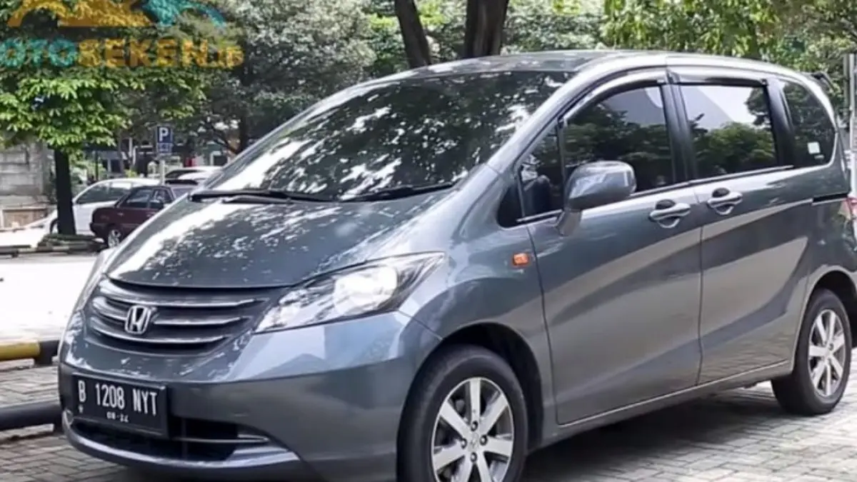 Honda Freed masih jadi mobil keluarga favorit di 2025. Captain seat dan electric sliding door bikin MPV ini tetap diminati.

