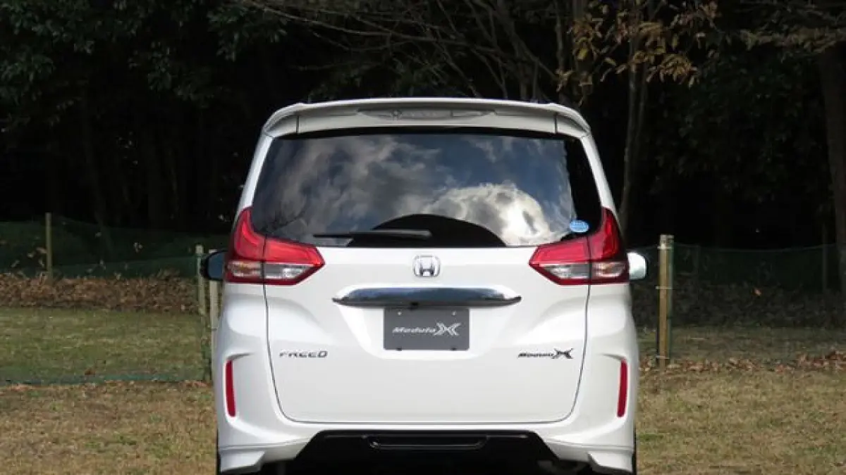 Honda Freed PSD 2013 masih jadi buruan mobil keluarga bekas. Pintu sliding elektrik dan kabin lega bikin MPV ini makin menarik.
