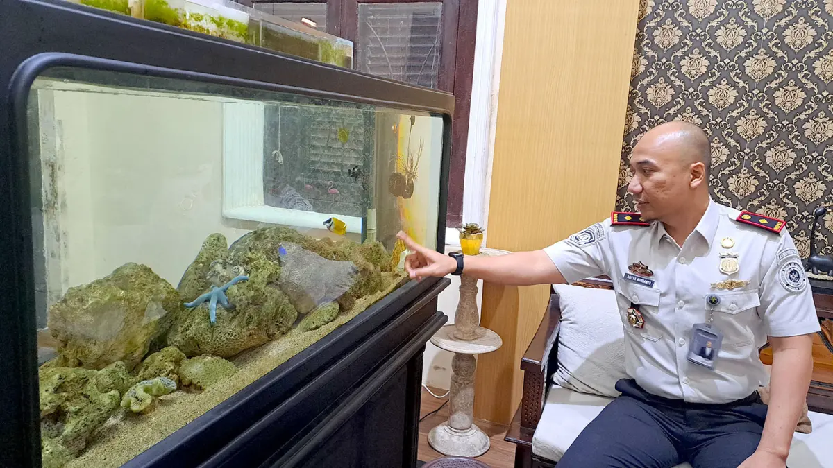 Ikan warna-warni berenang tenang di sudut ruang kerja Kepala Kantor Imigrasi Blitar.
