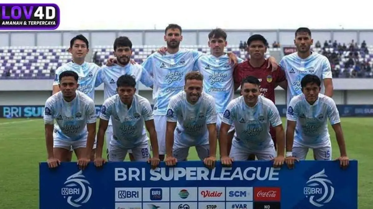 Jadwal Liga 1 2026 pekan 32 menghadirkan Persija vs Persib dan Bali United vs Borneo FC, persaingan juara makin panas.(Gemini AI)