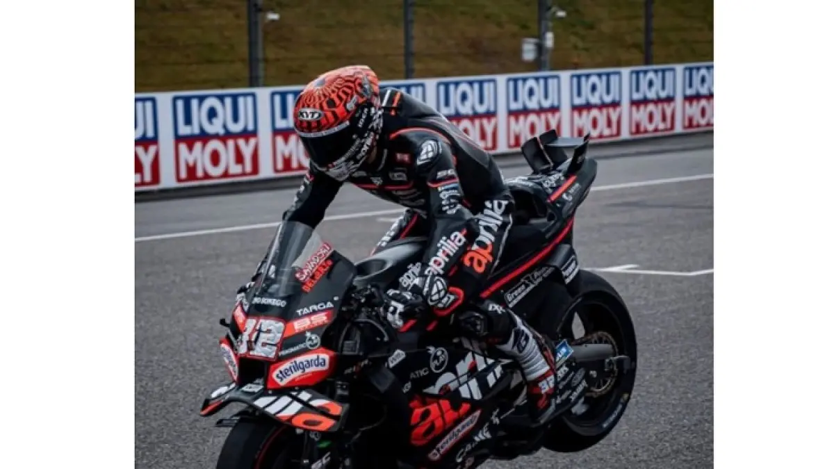 Marco Bezzecchi menang dramatis di Sprint Race MotoGP Mandalika 2025 usai comeback dari posisi 8 dan kalahkan Aldeguer. (Pinterest) 