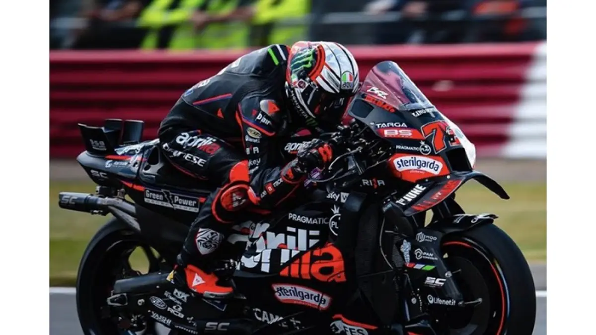Marco Bezzecchi tampil menggila di MotoGP 2025 usai menang dramatis di British Grand Prix dan dominan bersama Aprilia.(Pinterest) 