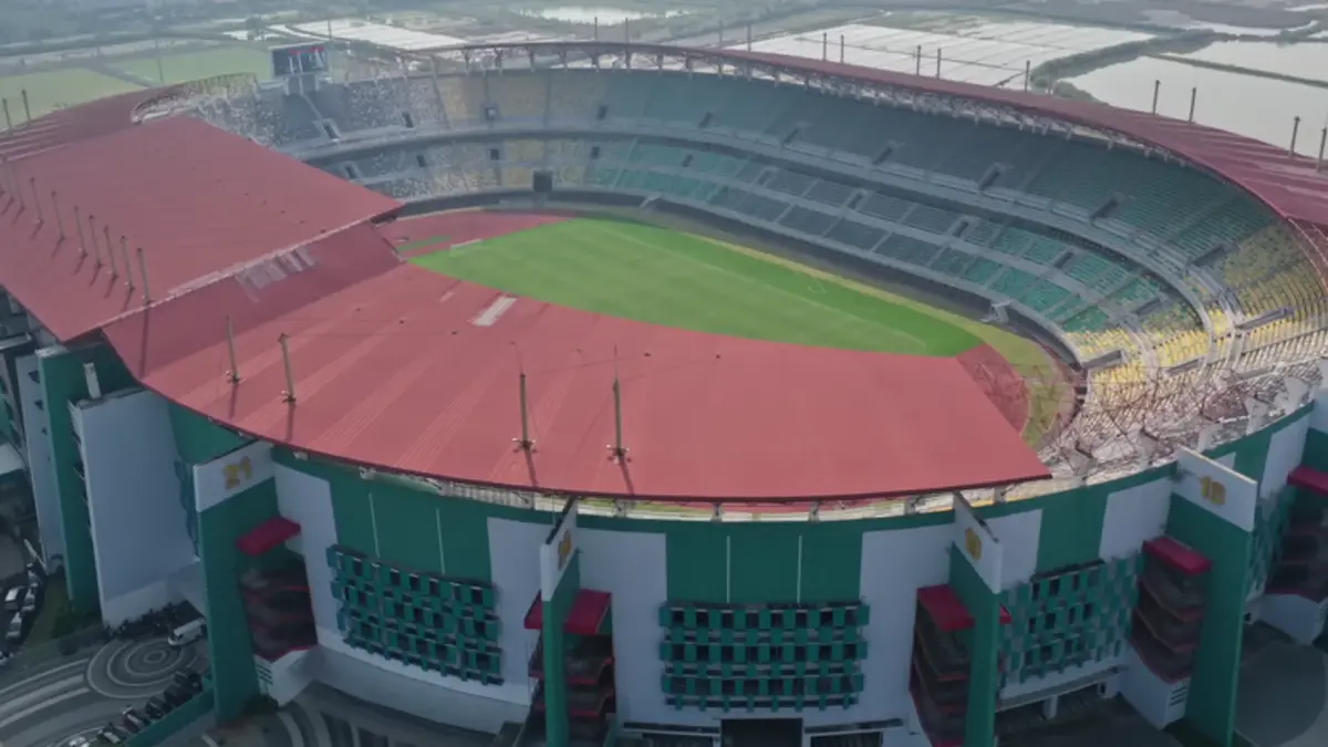 Daftar stadion Liga 1 2025/2026 dari terkecil hingga terbesar menempatkan JIS sebagai stadion terbesar di Indonesia.
(screenshot youtube)