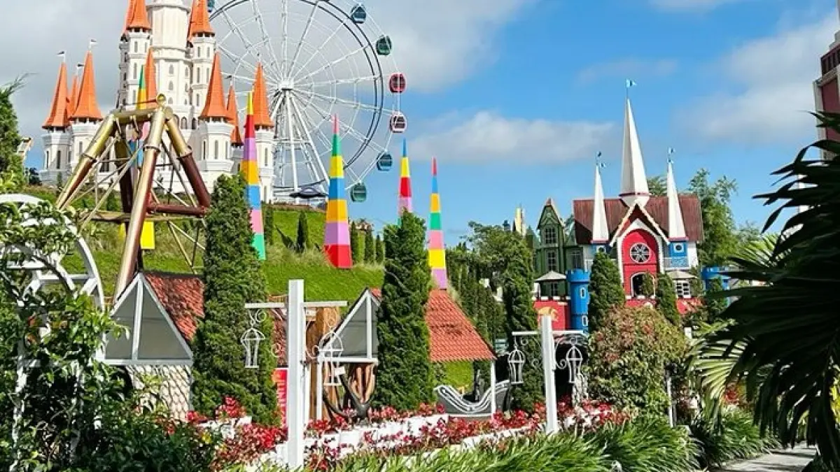 Kampung Coklat Blitar 2026 makin ramai dengan wahana keluarga, wisata indoor, kuliner khas dan spot foto terbaru.(Gemini AI)