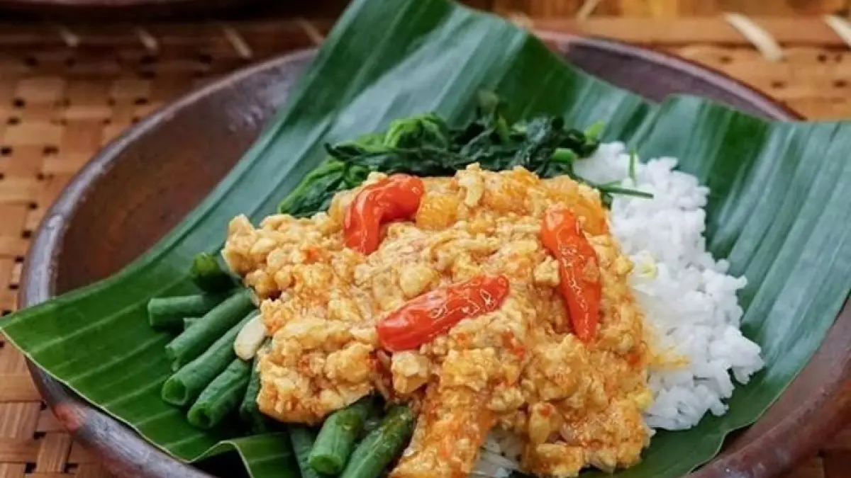 Kuliner tempo dulu di Blitar dekat bekas Stasiun Gebang viral karena rasa autentik, murah, dan bertahan sejak 1981.(Gemini AI)