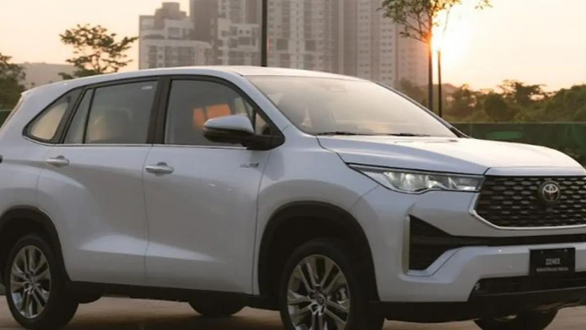 Perbandingan Toyota Innova Zenix hybrid vs bensin, mulai performa, konsumsi BBM, hingga selisih harga terbaru. (Pinterest) 