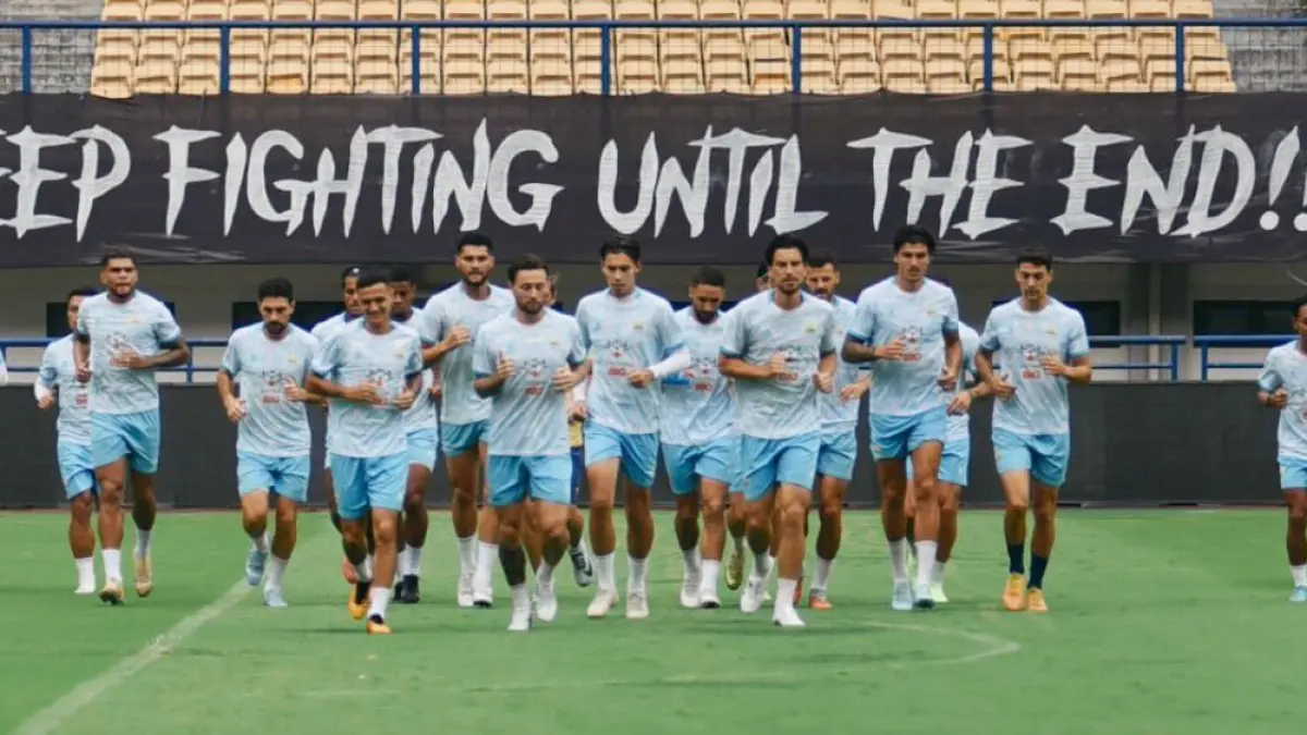 Persib Bandung disorot usai laga lawan Persija dipindah ke Samarinda, rumor Boyan Hodak dan transfer Jepang ikut ramai.