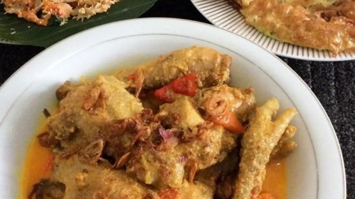 Resep ayam lodho khas Blitar viral di YouTube, punya kuah nyemek gurih pedas yang bikin rindu masakan kampung halaman.(Gemini AI)