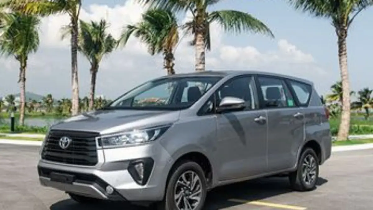 Toyota Innova Zenix Hybrid 2025 Improvement hadir dengan head unit baru, WiFi bawaan, kick sensor, dan fitur hiburan lebih canggih. (Pinterest) 