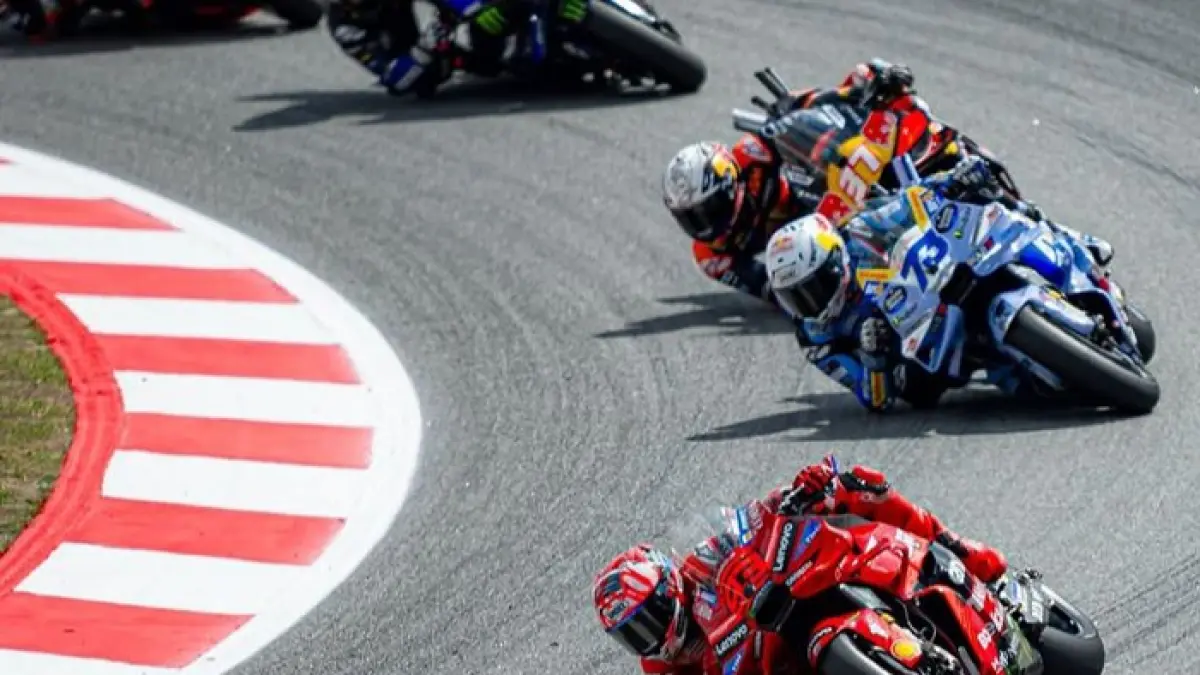 Veda Ega Pratama tampil luar biasa di Moto3 JS 2026 Spanyol usai start posisi 17 dan finish di urutan keenam. (Pinterest) 