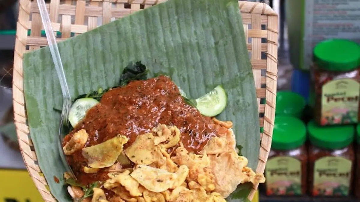 Wisata kuliner Blitar hadirkan pecel legendaris, rujak cingur, es pleret khas, hingga bakso favorit yang bikin nostalgia.(Gemini AI)