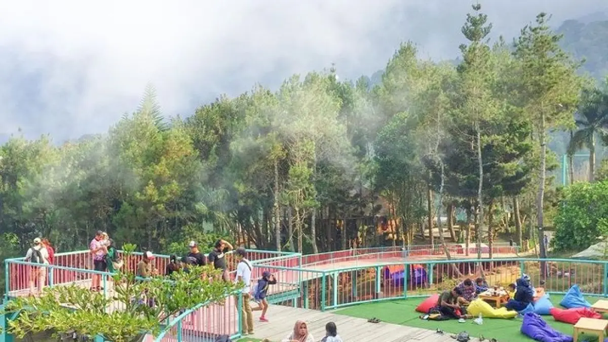 Wisata Telaga Paco Blitar 2026 makin hits dengan telaga alami, kolam renang gratis, spot foto estetik dan wahana keluarga.(Gemini AI)